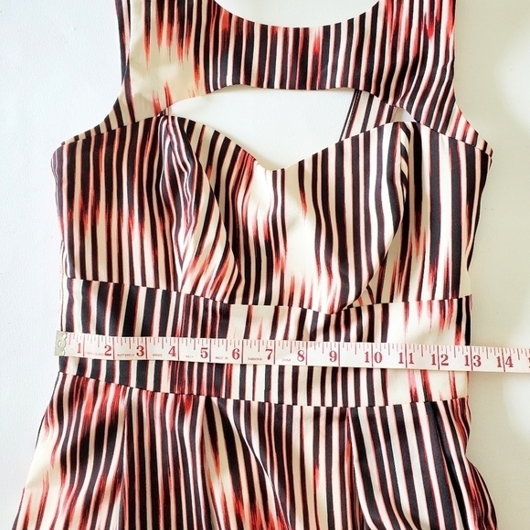 HOST PICK 🎉GUESS Los Angeles Striped Sleeveless Peek a Boo Mini Dress Sz 2 - Picture 12 of 13